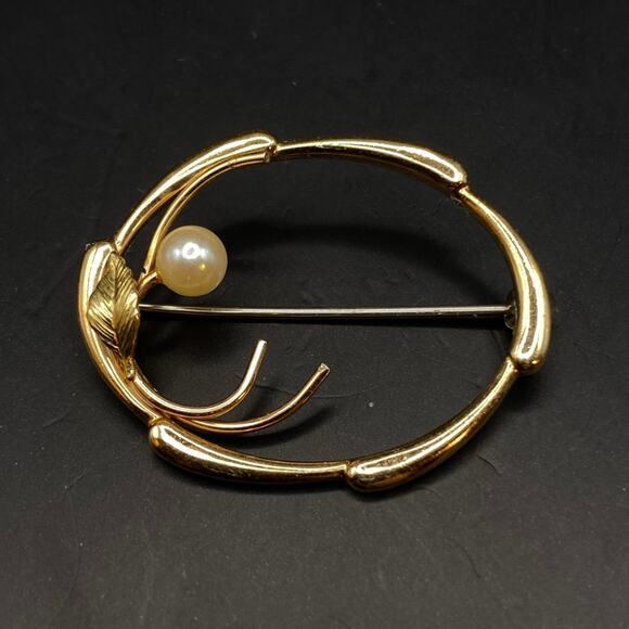 Krementz Jewelry - Vintage Signed KREMENTZ 14K Gold Plated Open Oval Leaf and Cultured Pearl Brooch